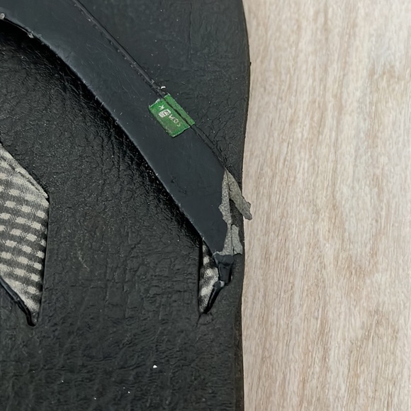 Sanuk black flip flops - size 7 - Picture 3 of 4